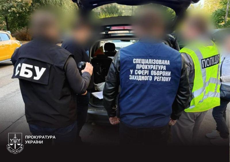Помогал с отсрочкой от мобилизации и выездом за границу: на Львовщине разоблачили чиновника Минобороны