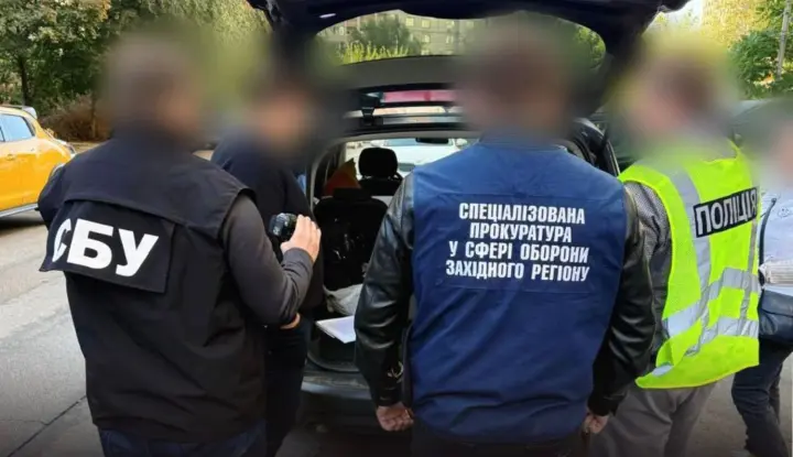 Помогал с отсрочкой от мобилизации и выездом за границу: на Львовщине разоблачили чиновника Минобороны