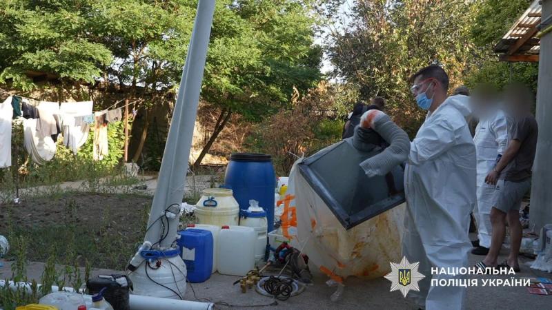 Поставляли психотропы по Украине и за границу: в Одессе разоблачили наркокартель, в который входила несовершеннолетняя