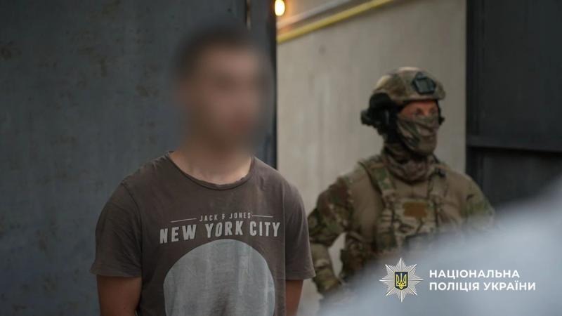 Поставляли психотропы по Украине и за границу: в Одессе разоблачили наркокартель, в который входила несовершеннолетняя