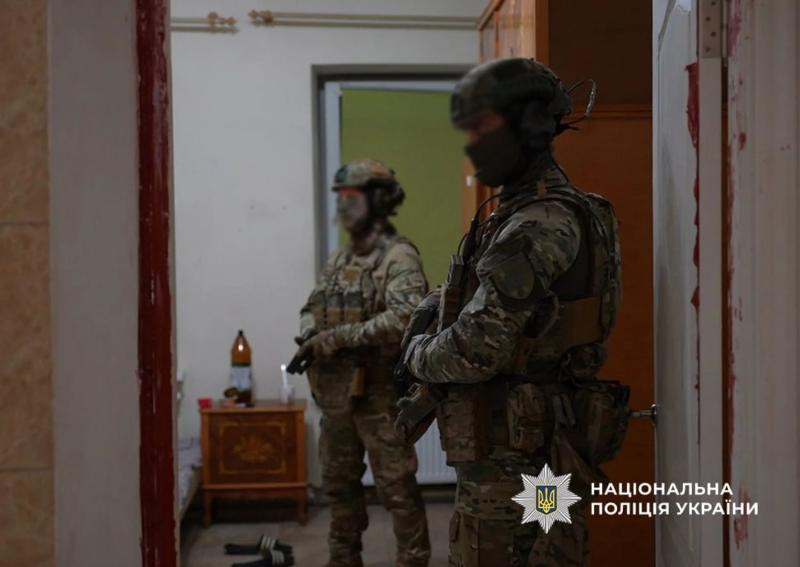 Поставляли психотропы по Украине и за границу: в Одессе разоблачили наркокартель, в который входила несовершеннолетняя