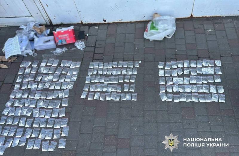 Поставляли психотропы по Украине и за границу: в Одессе разоблачили наркокартель, в который входила несовершеннолетняя