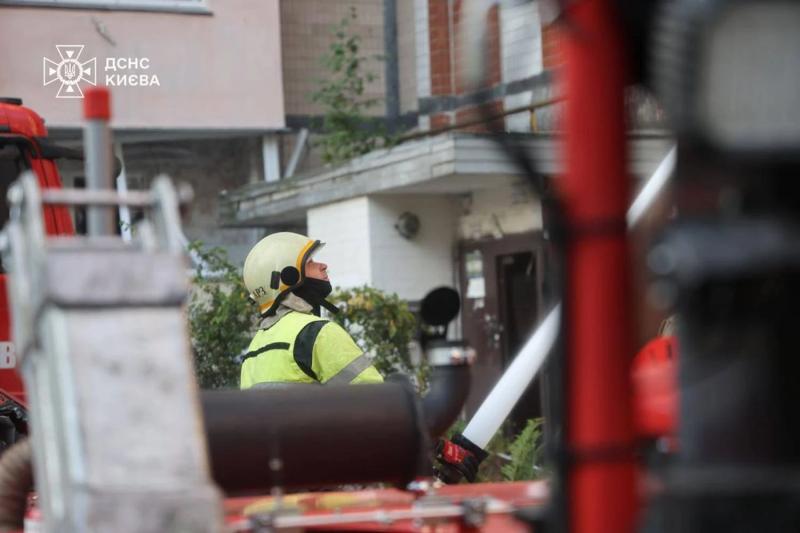 Пожар на территории Кабмина локализован, в Святошино продолжается тушение