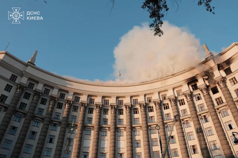 Пожар на территории Кабмина локализован, в Святошино продолжается тушение