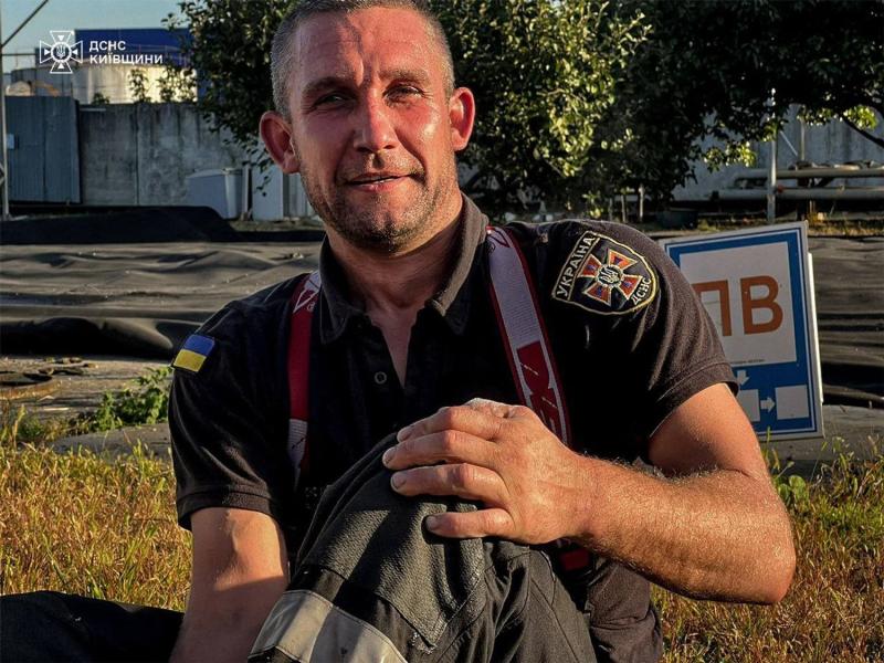Пожар в Киевской области после атаки дрона: спасатели тушили огонь более 10 часов
