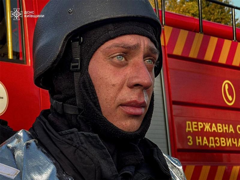 Пожар в Киевской области после атаки дрона: спасатели тушили огонь более 10 часов