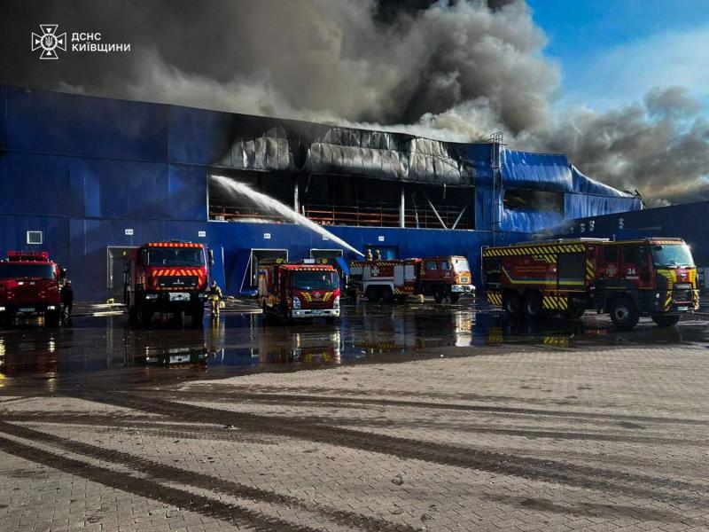 Пожар в Киевской области после атаки дрона: спасатели тушили огонь более 10 часов