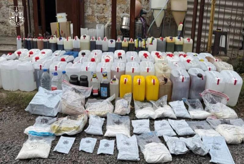 Производили и сбывали психотропы по всей Украине: на скамье подсудимых окажутся члены преступной группы