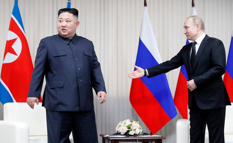 Путин и Ким не могли определиться, кто первым сядет в машину, чтобы поехать на переговоры, – кадры