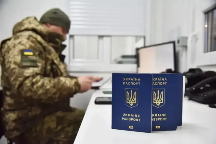 Разрешение на выезд за границу мужчинам до 22 лет: в НБУ заявили, что вряд ли это решение могло сказаться на рынке труда