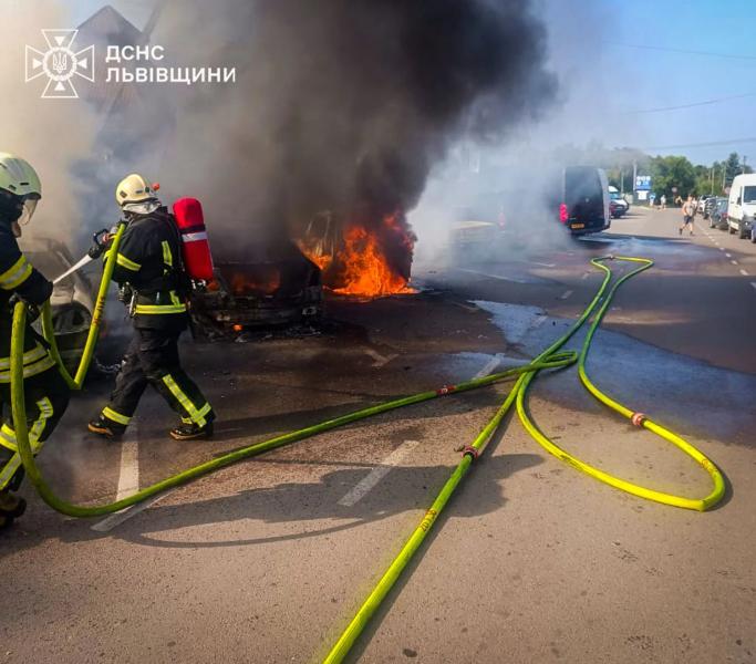 Семь автомобилей сгорели возле границы во Львовской области: детали
