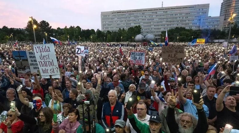 Словакию охватили массовые протесты против экономической и пророссийской политики Фицо: &ldquo;С нас хватит!&rdquo;