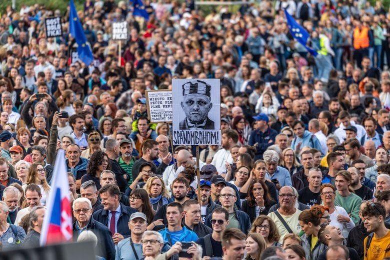 Словакию охватили массовые протесты против экономической и пророссийской политики Фицо: &ldquo;С нас хватит!&rdquo;