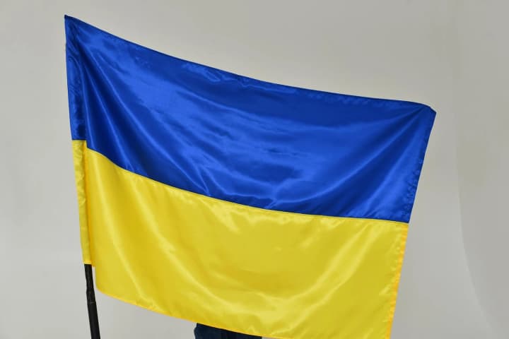 Сорвал флаг, порвал его и начал топтать ногами: в Кропивницком задержали мужчину