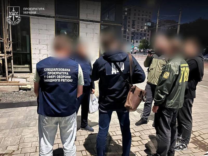 Требовали 5,5 тыс. долларов за перевод военного в тыл: в Хмельницкой области задержаны два пограничника