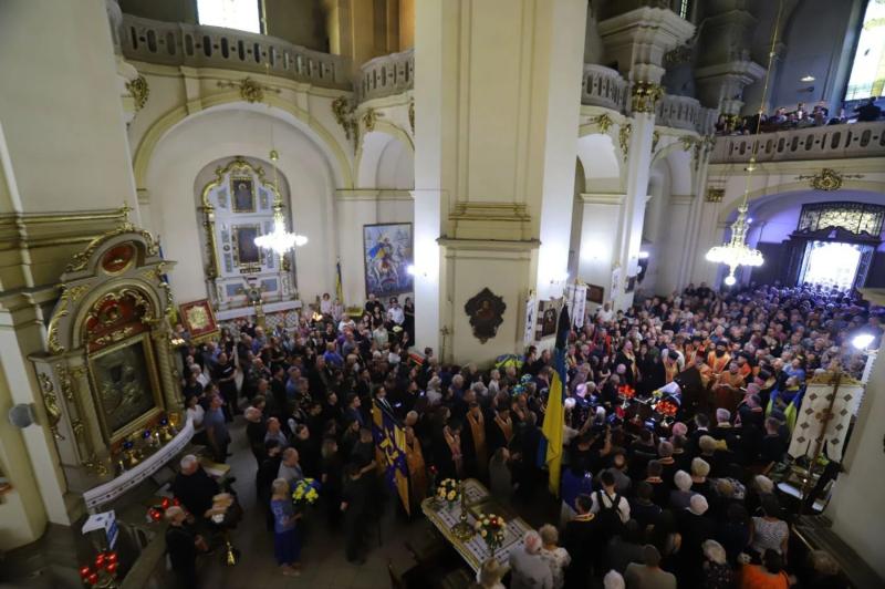 Тысячи украинцев прощаются с Андреем Парубием в Киеве и Львове