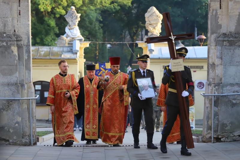 Тысячи украинцев прощаются с Андреем Парубием в Киеве и Львове