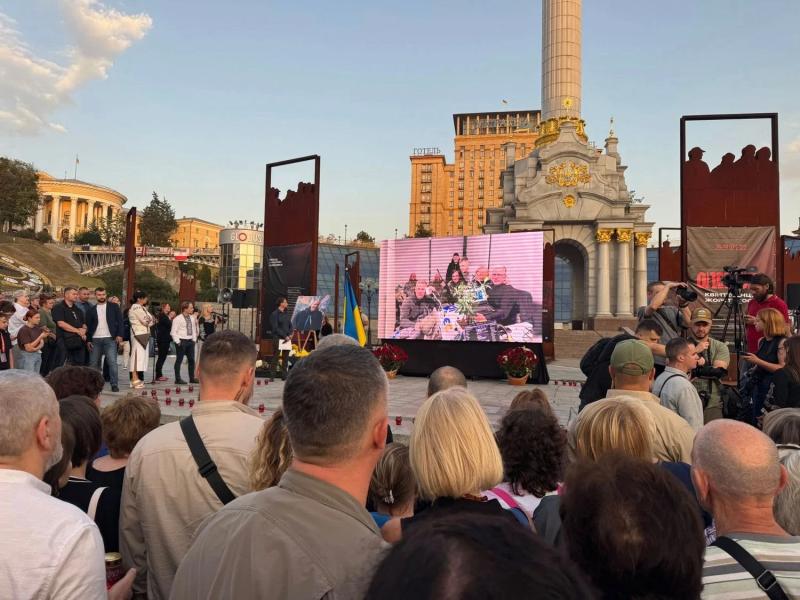 Тысячи украинцев прощаются с Андреем Парубием в Киеве и Львове