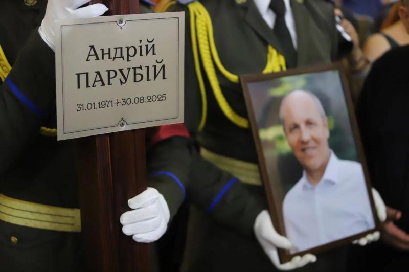 Тысячи украинцев прощаются с Андреем Парубием в Киеве и Львове