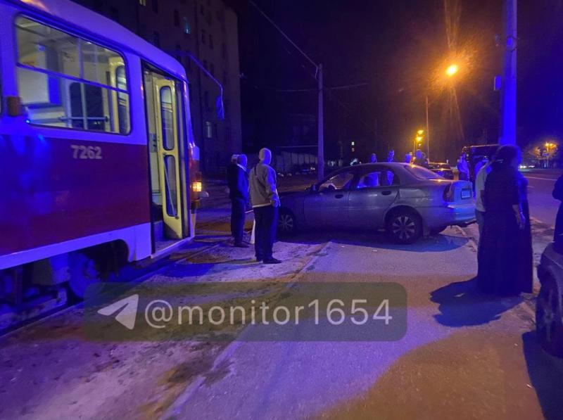 В Харькове столкнулись легковушки: пять человек пострадали, есть задержка трамвая
