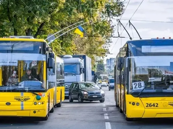 В Киеве изменено движение транспорта из-за ликвидации последствий российского обстрела - КГГА