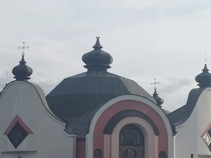 В Польше повредили крышу и срезали крест с купола Украинской Греко-Католической церкви