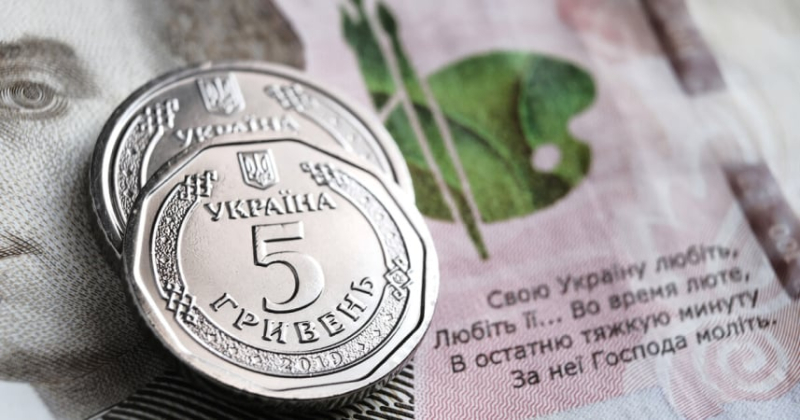 Головне за понеділок: податки для банків, збій Amazon