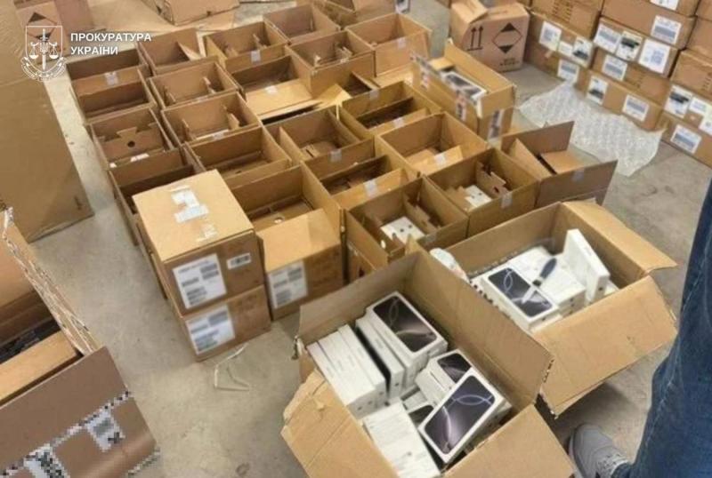 Контрабанда на 17 млн грн: на Львовщине телефоны и парфюмерия перевозились под видом колбасных изделий
