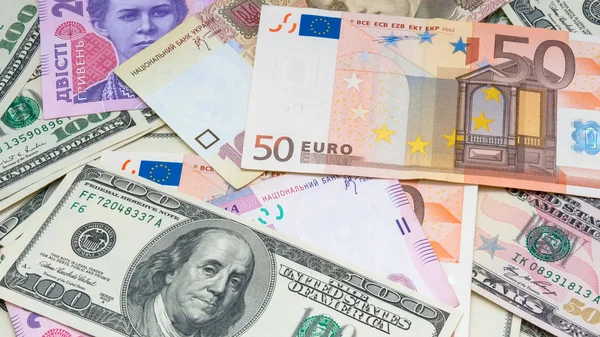 Курс валют у понеділок: долар в банках підскочив на 15 копійок, євро на 19 копійок