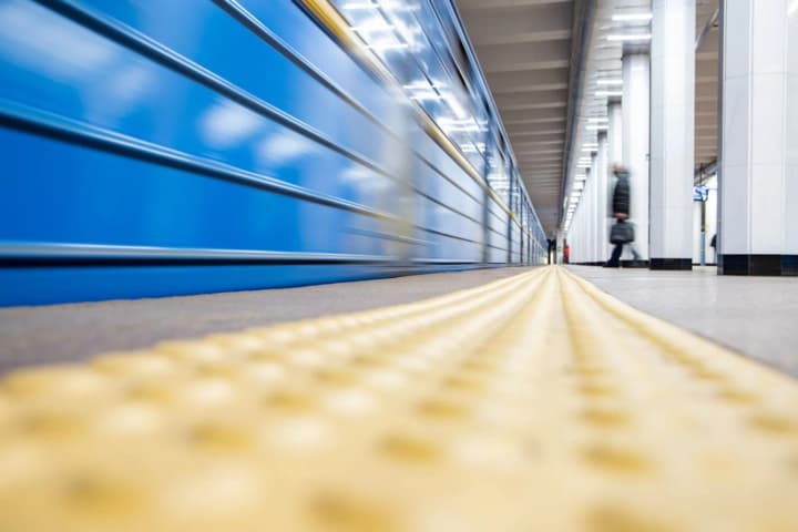 Метро Киева возобновило работу после падения пассажира на рельсы