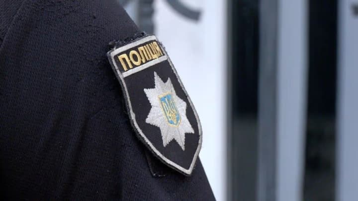 Мужчина снимал развлекательный контент в кепке с эмблемой Нацполиции: ему грозит крупный штраф