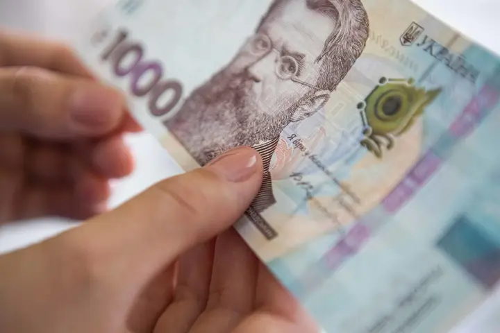Средняя зарплата в Украине выросла на 2,7% за месяц: где платят больше всего