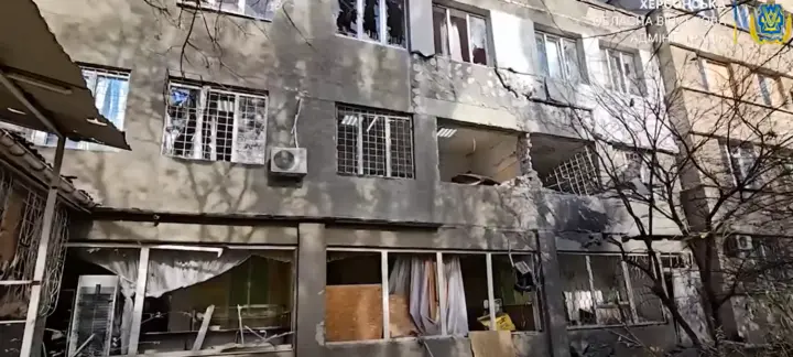 В Херсоне войска РФ обстреляли детскую больницу, пострадали три человека и ребенок