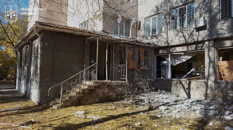 В Херсоне войска РФ обстреляли детскую больницу, пострадали три человека и ребенок