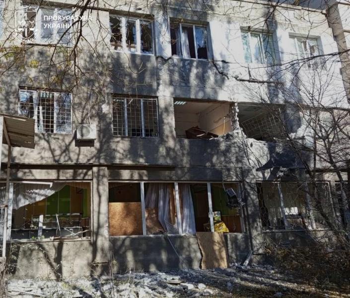 В Херсоне войска РФ обстреляли детскую больницу, пострадали три человека и ребенок