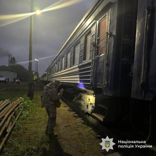 В Ивано-Франковской области "заминировали" поезд, железнодорожное движение приостанавливали &ndash; полиция