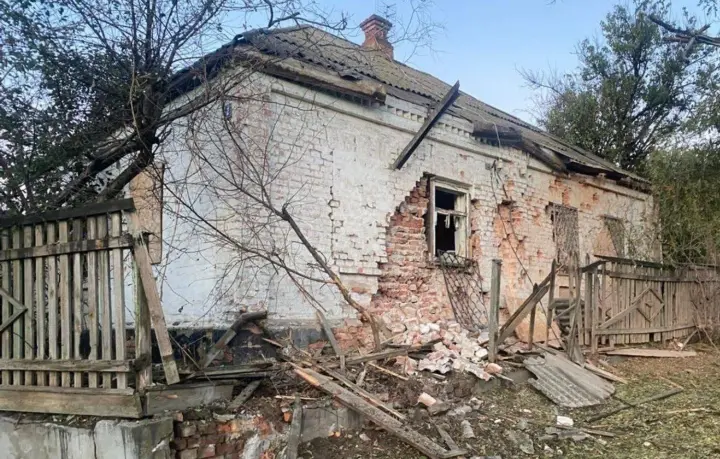 Враг массированно атаковал Днепропетровщину: пострадала женщина, повреждены дома