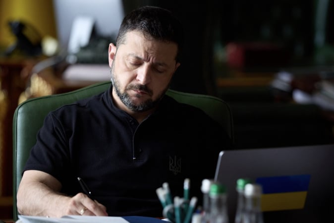Зеленський підписав закони про продовження воєнного стану та мобілізації