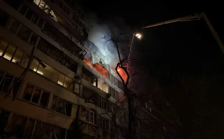 6 раненых, попадания в жилые дома: появились кадры ночной комбинированной атаки на Киев
