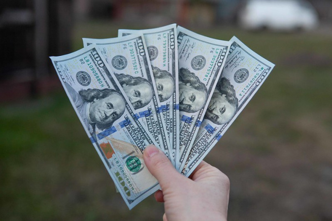 Фізособи скорочують валютні вкладення, тоді як бізнес їх нарощує