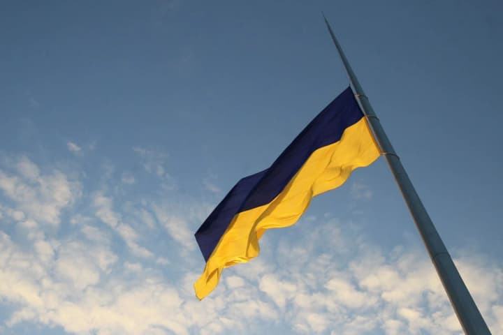 Киев приспустил самый большой флаг Украины в память о жертвах голодоморов