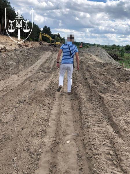 Нанесли ущерб государству на миллионы гривен: трем лицам, незаконно добывшим тысячи кубометров песка на Киевщине, объявили подозрение