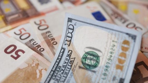 НБУ встановив нові курси валют: євро падає, долар зростає