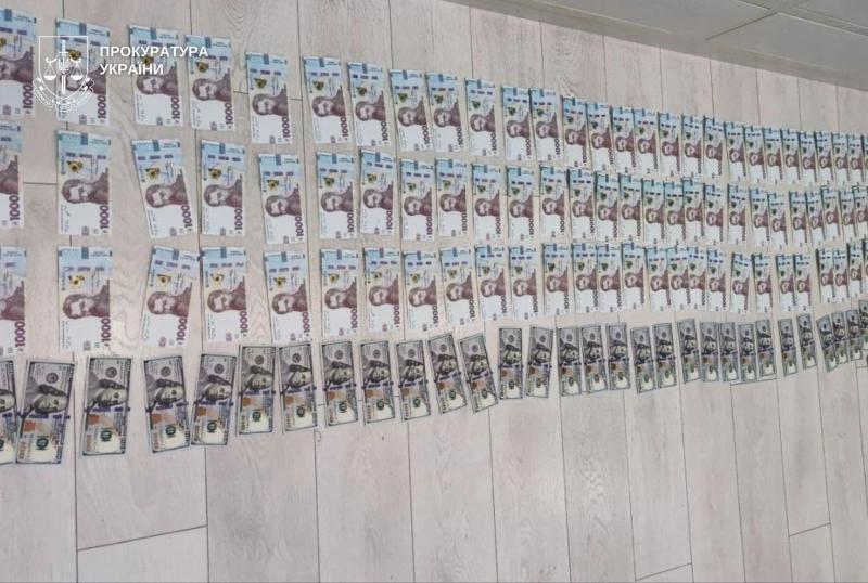 Организовали схему переправки мужчин за границу за 20 000 долларов: двум жителям Днепра объявили подозрение