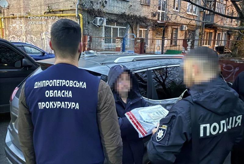 Организовали схему переправки мужчин за границу за 20 000 долларов: двум жителям Днепра объявили подозрение