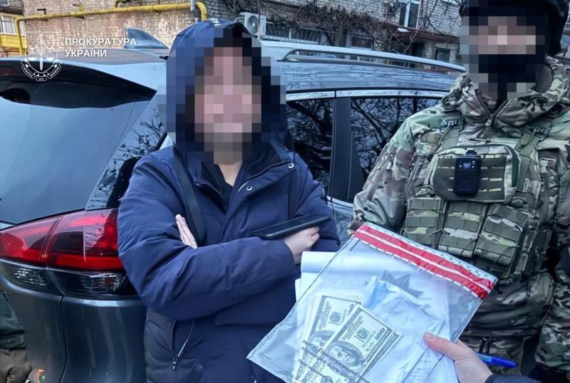 Организовали схему переправки мужчин за границу за 20 000 долларов: двум жителям Днепра объявили подозрение