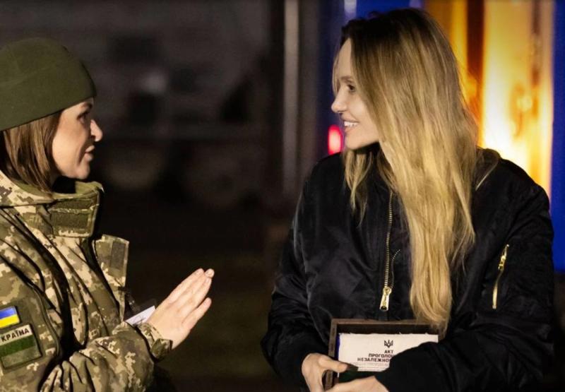 Пограничники поблагодарили Анджелину Джоли за поддержку Украины: звезде подарили национальную символику