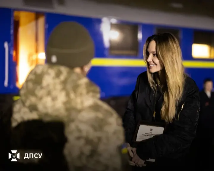 Пограничники поблагодарили Анджелину Джоли за поддержку Украины: звезде подарили национальную символику