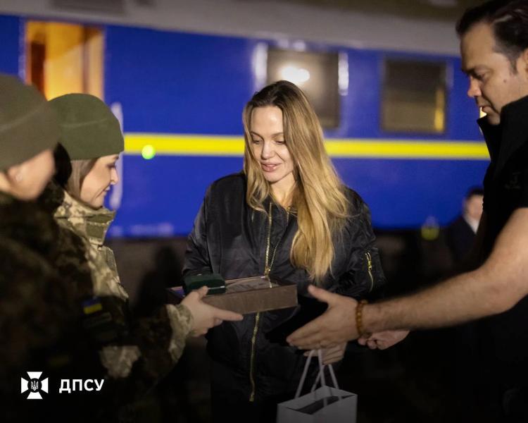 Пограничники поблагодарили Анджелину Джоли за поддержку Украины: звезде подарили национальную символику