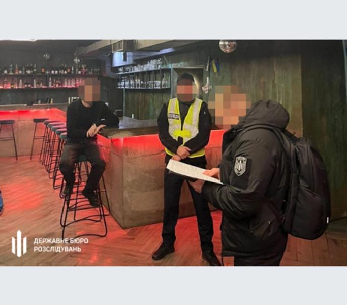 Похитили документы во время осмотра места происшествия: в Киеве полицейские пытались перепродать квартиру умершей женщины